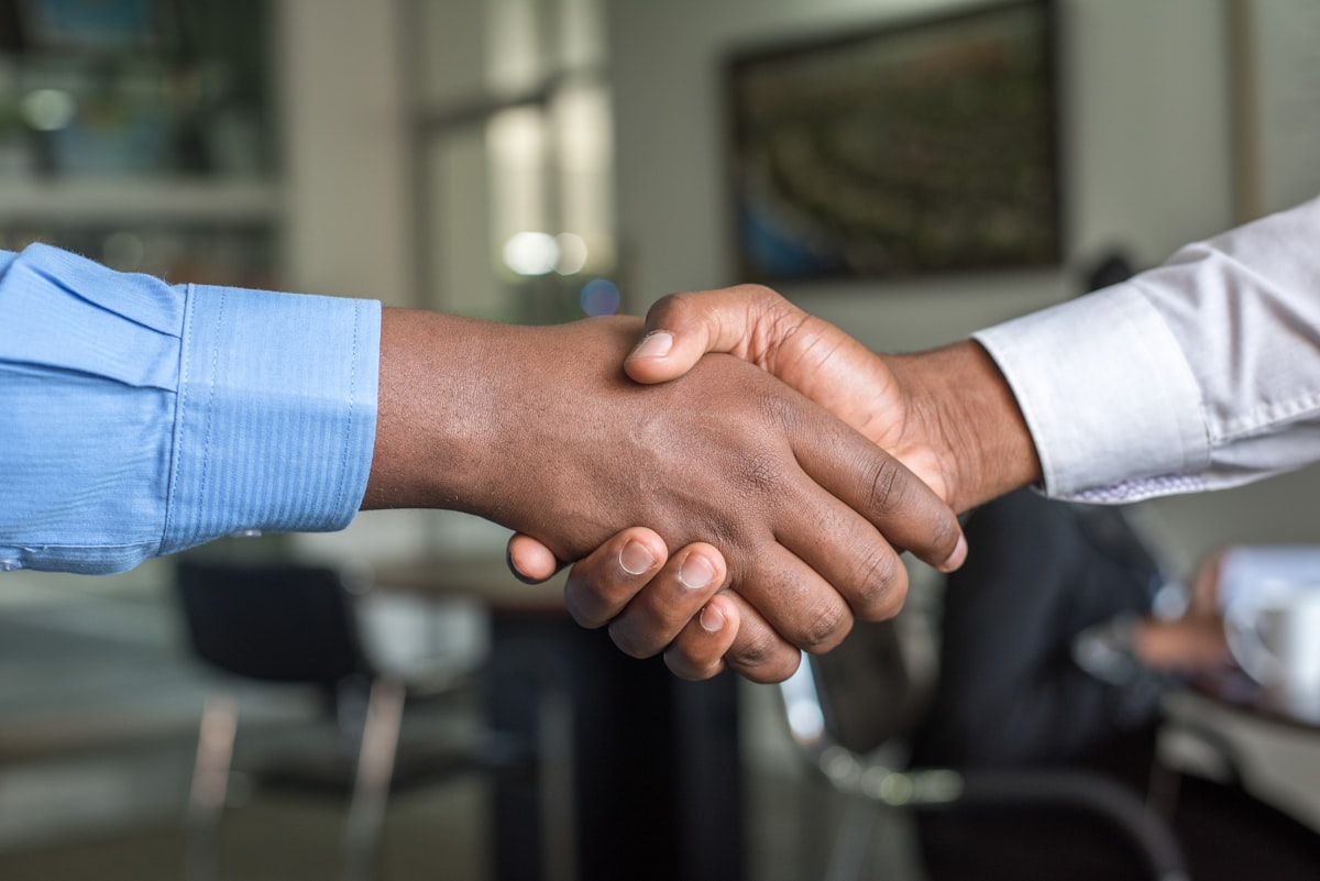 Equipe comercial comemorando negócio fechado