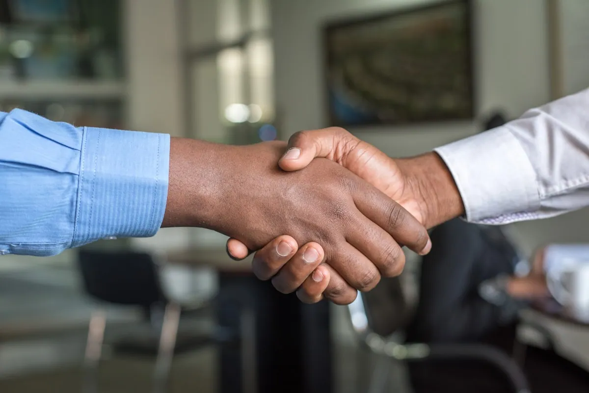 Equipe comercial comemorando negócio fechado