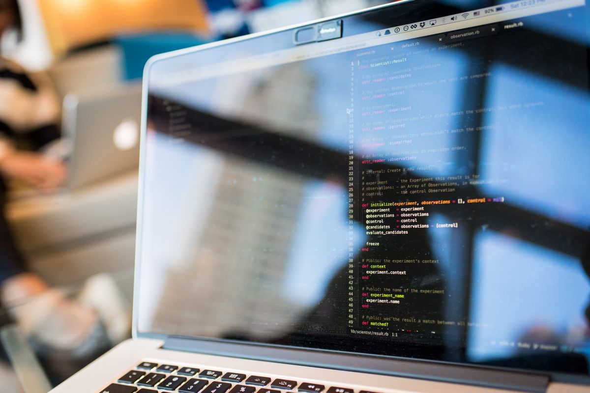 Notebook exibindo código de programação na tela