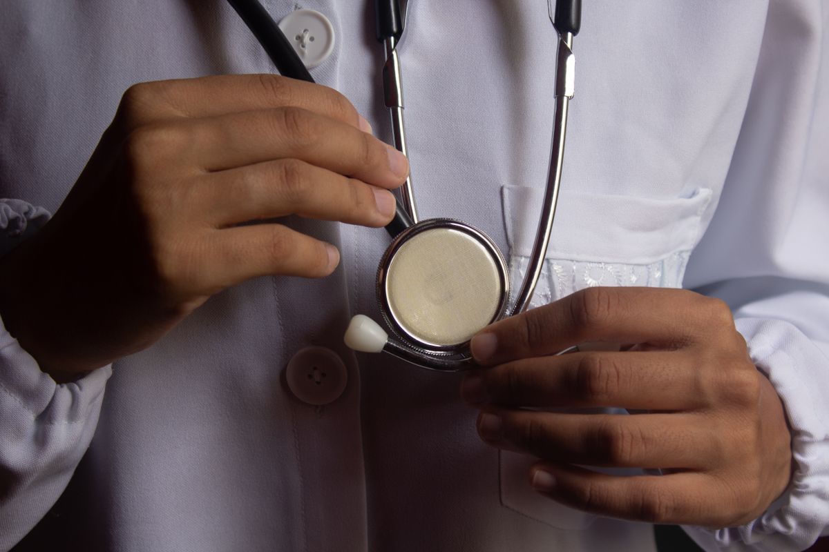 Médico do trabalho segurando um estetoscópio